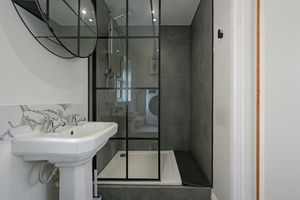 Shower room- click for photo gallery
